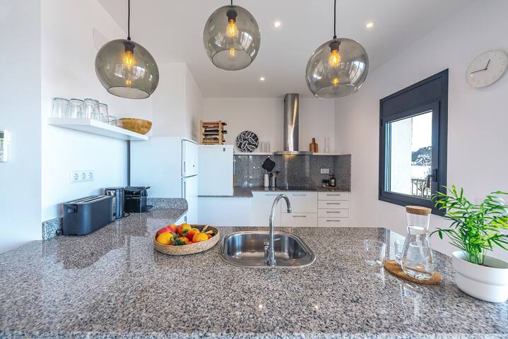 Penthouse on the beach Roses! gallery image 5