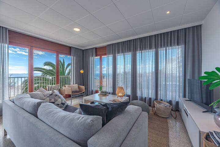 Penthouse on the beach Roses! gallery image 2