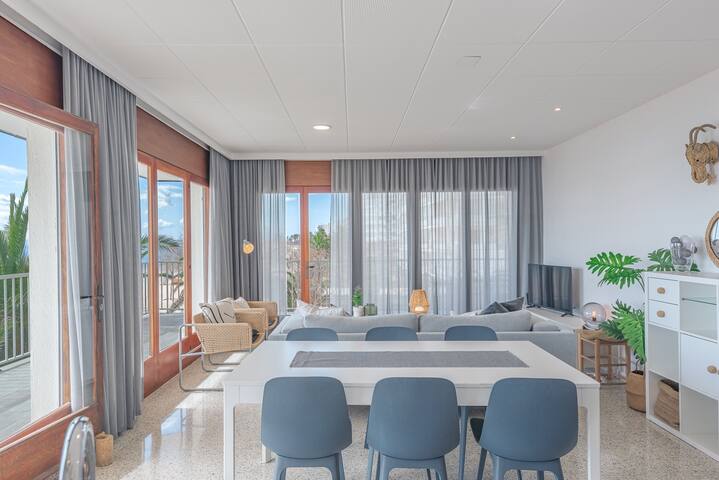 Penthouse on the beach Roses! gallery image 3