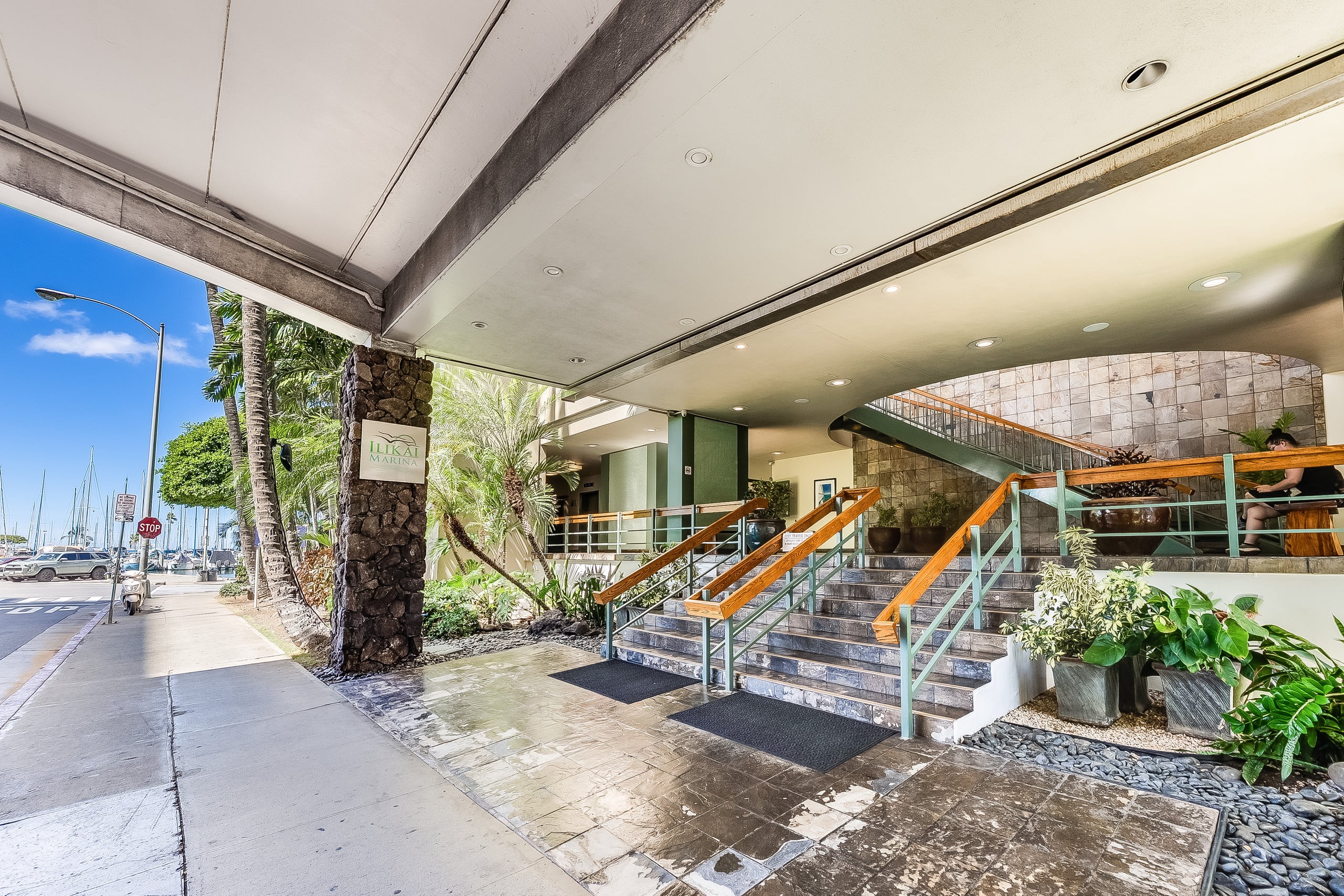 Condo in Honolulu · ★4.84 · Studio · 1 bed · 1 private bath - Image 19