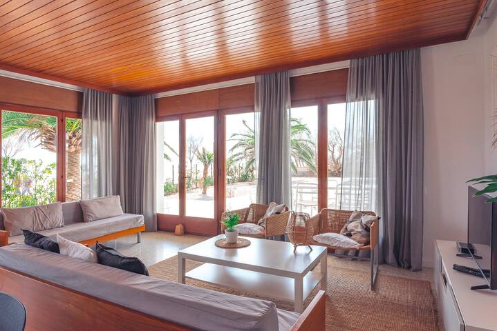 Beachfront Deluxe Apartment with pool! gallery image 3