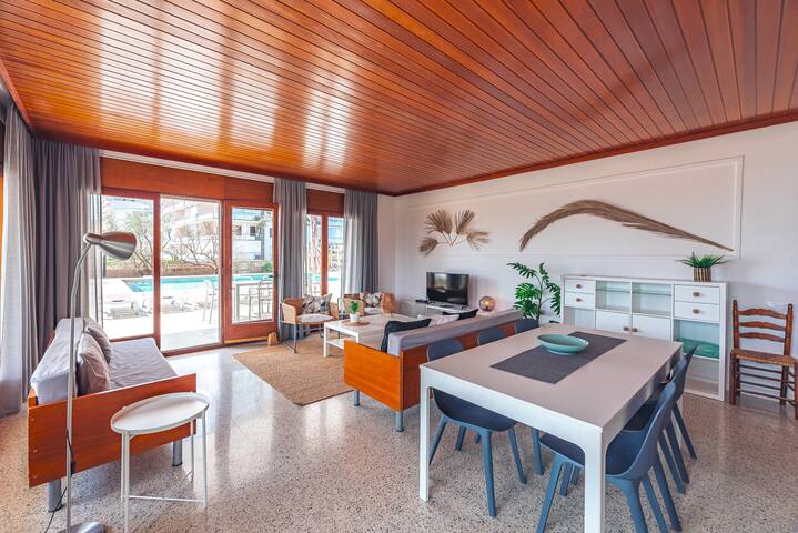 Beachfront Deluxe Apartment with pool! gallery image 2