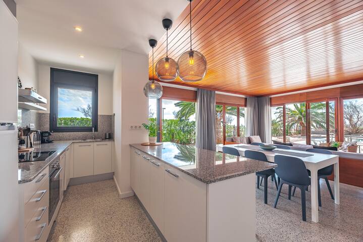 Beachfront Deluxe Apartment with pool! gallery image 5