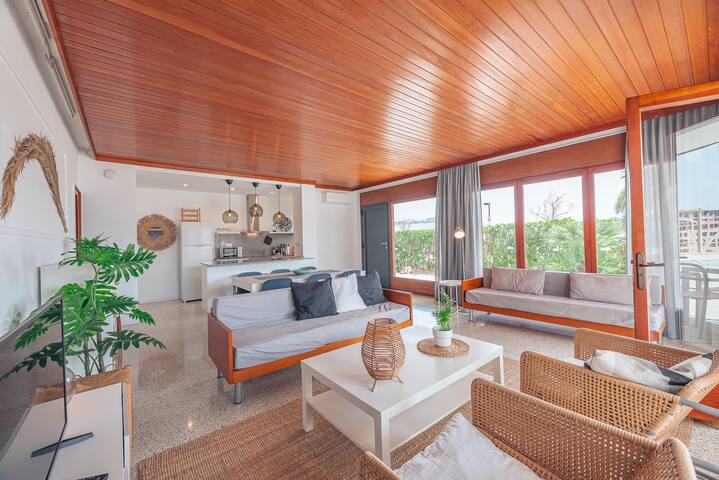 Beachfront Deluxe Apartment with pool! gallery image 4