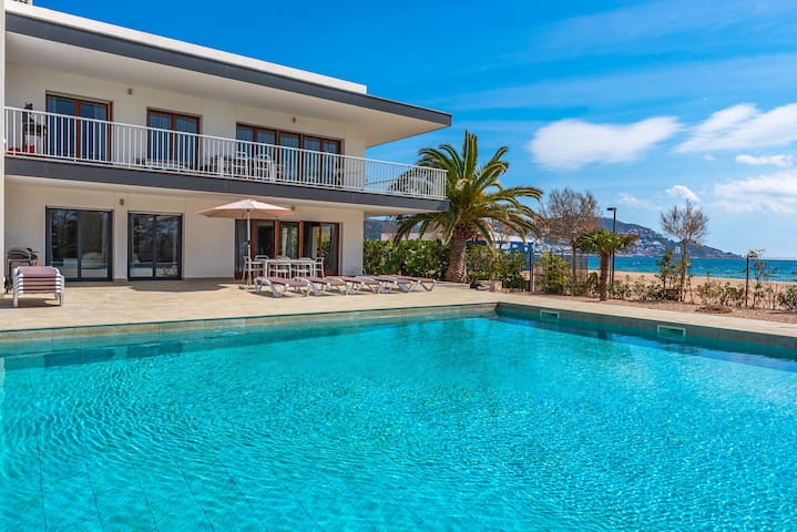 Beachfront Deluxe Apartment with pool!