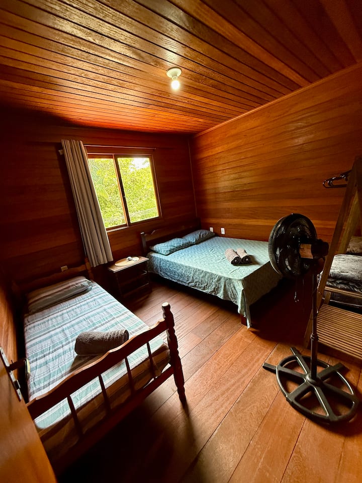 Cama doble + cama individual.