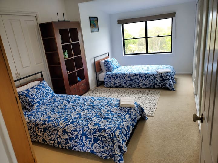 عازبان كبيران.