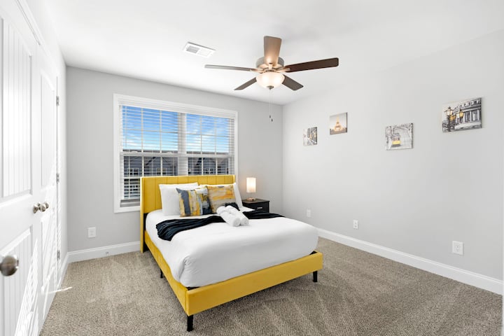 Vstúpte do nedotknutého pokoja druhej spálne, kde sa čistota a pohodlie zbiehajú a vytvárajú pokojné útočisko. Nepoškvrnený priestor je starostlivo udržiavaný a zabezpečuje príjemné prostredie, ktoré láka k relaxácii a omladeniu.