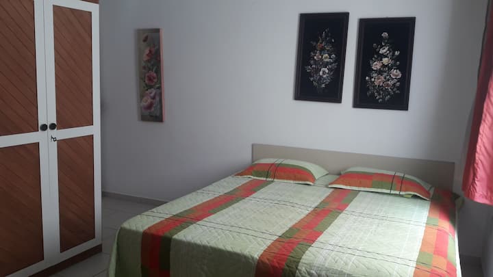 Velika soba sa stropnim ventilatorom.  01 zajednički krevet za jednu osobu i 2 kreveta za jednu osobu koji se mogu koristiti zajedno kao bračni krevet.