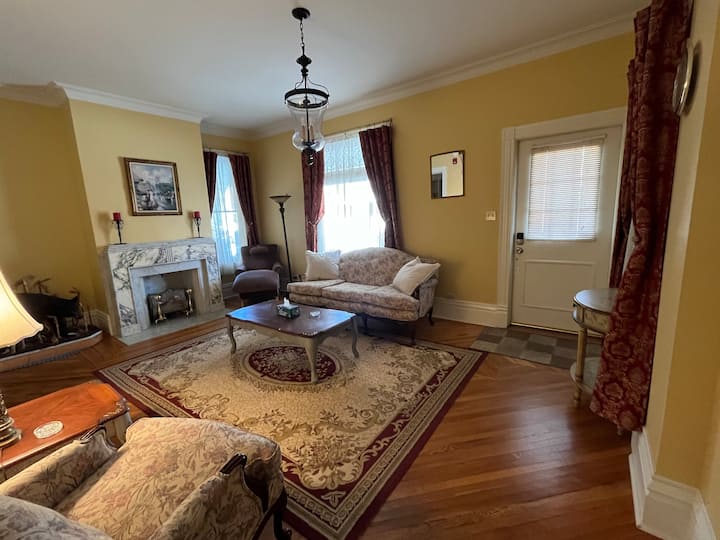 Stately Retreat With King Size Bed - Butler, PA