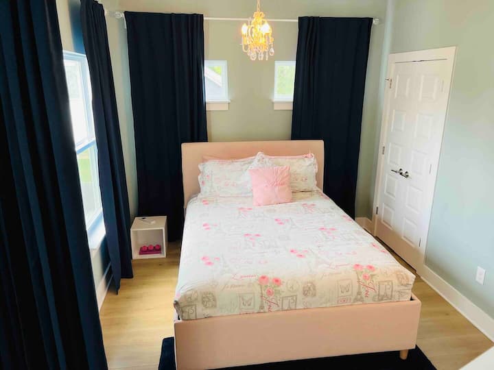 Krevat dopio me sirtarë të tërheqshëm në të dy anët për të ruajtur rrobat dhe gjërat e tua të domosdoshme!