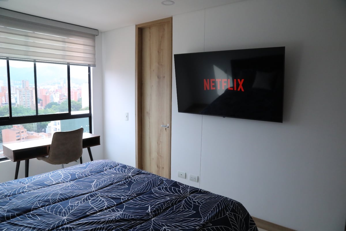 ตู้เสื้อผ้าแบบวอล์คอินในห้องนอนใหญ่และห้องน้ำในตัว