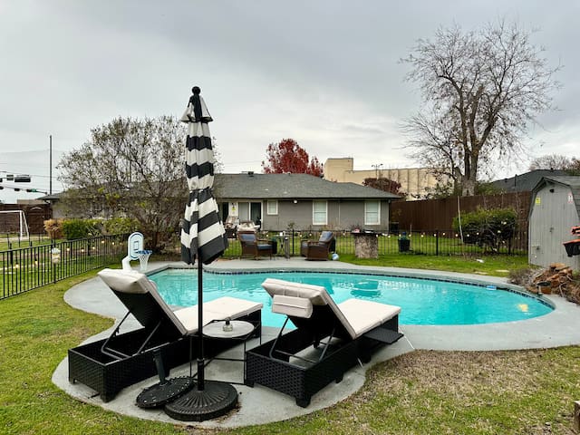 Holiday Getaway w/ Pool & Cinema in Preston Hollow