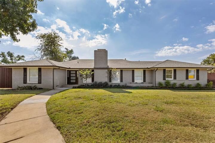 Holiday Getaway w/ Pool & Cinema in Preston Hollow gallery image 2