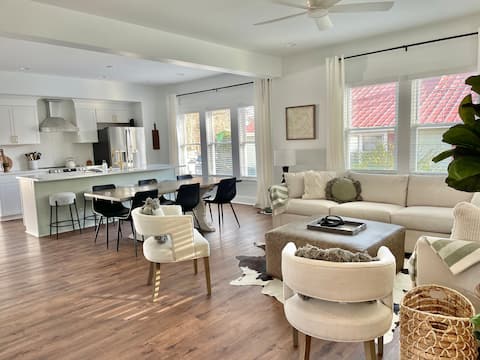 Phenomenal in Fuquay-Sleeps 11- Large Groups/Pets