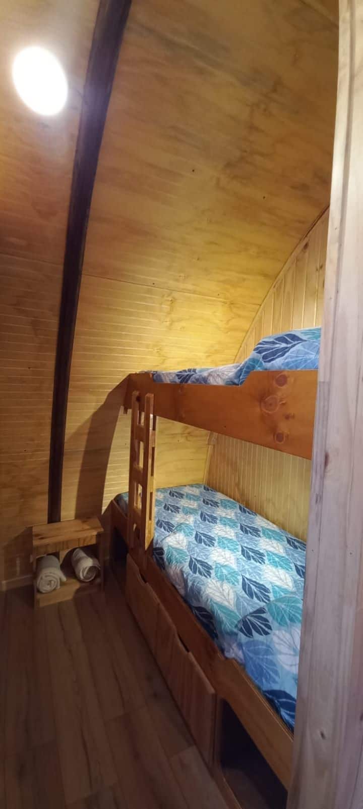 Vzhľadom na to je poschodová posteľ 1,65 x 0,75 široká a dole 1,90 x 0,75 x šírka 0,75.