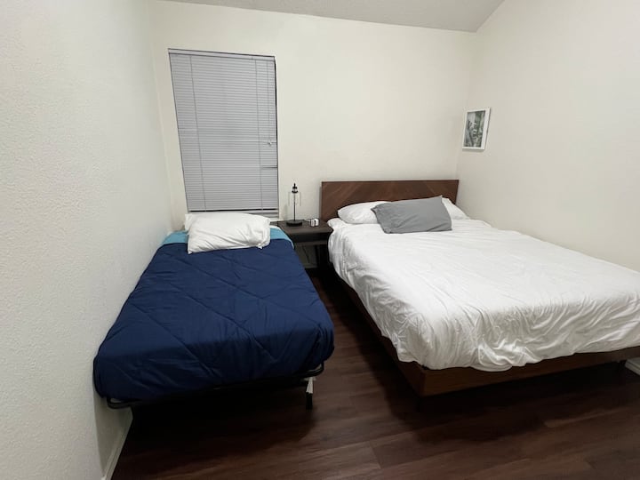 En queensize-seng og en enkeltseng