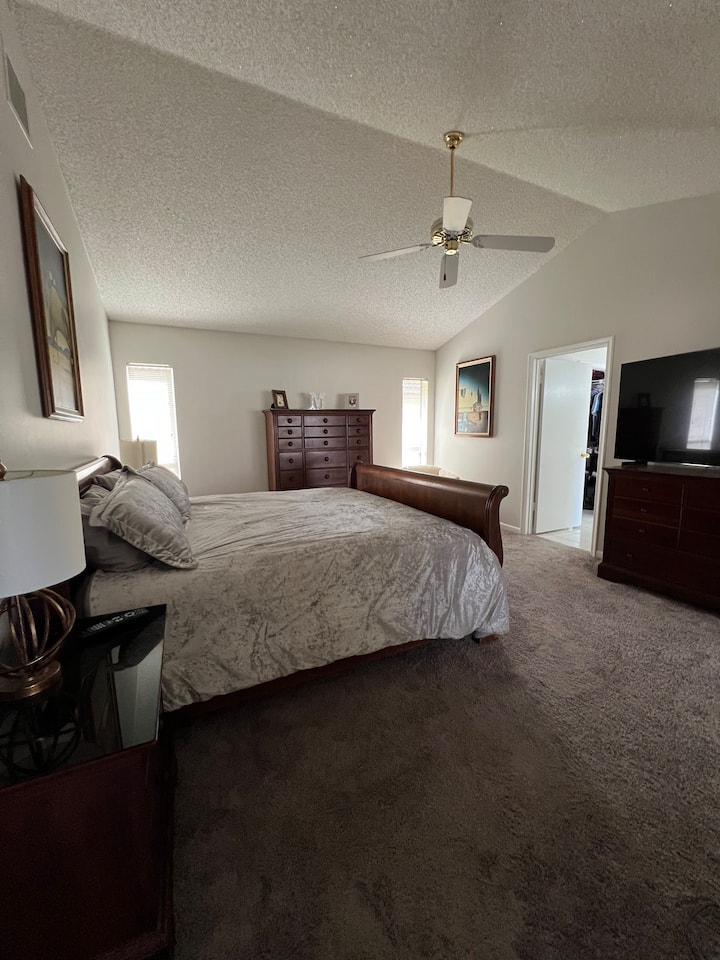 חדר שינה ראשי עם טלוויזיה חכמה 65אינץ ' HD