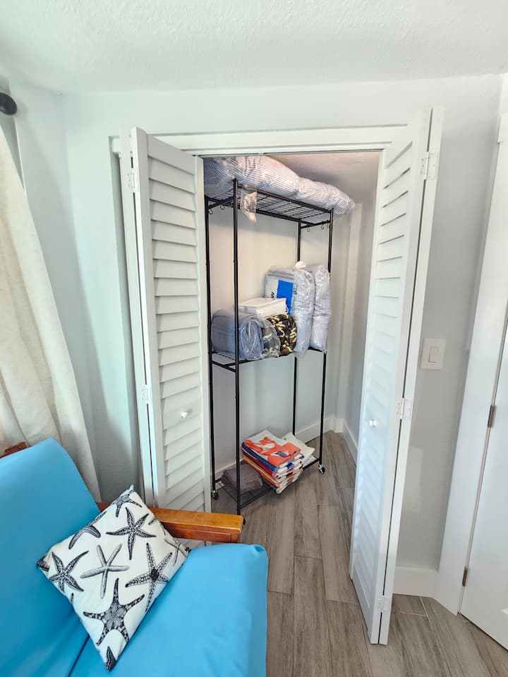 Bungalow Across From The Beach! - Englewood, FL
