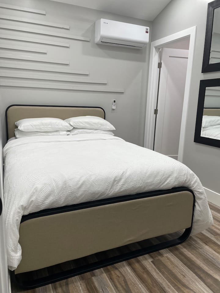 Кревет со целосна големина, удобен за двајца. Сите душеци и перници имаат заштитни прекривки покрај постелнината кои темелно се чистат помеѓу престоите на гостите. 