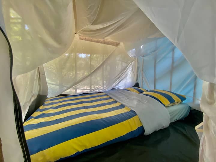 Veľmi pohodlný dvojmiestny matrac s paplónom a oblečenými vankúšmi vás privíta na noci.