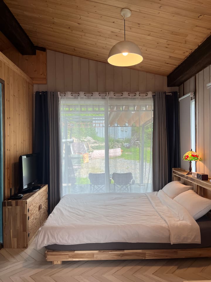 The two types of bedding are randomly placed with blue ethnic patterns and gray glass stripes (like white in the picture).