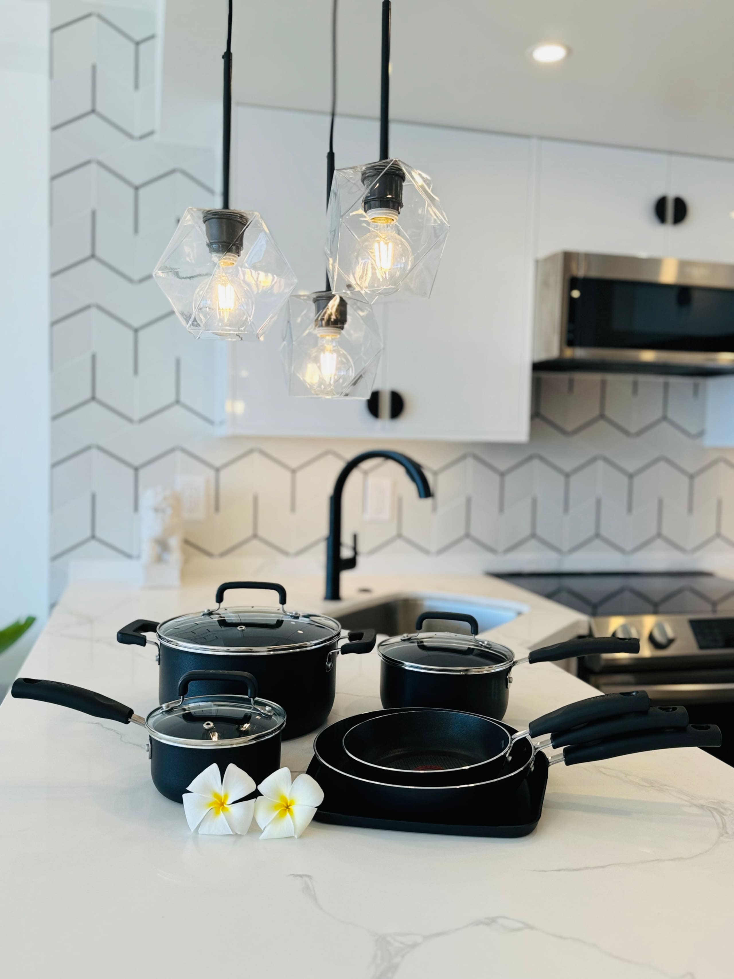 Condo in Honolulu · ★4.97 · 1 bedroom · 2 beds · 1 shared bath - Image 36