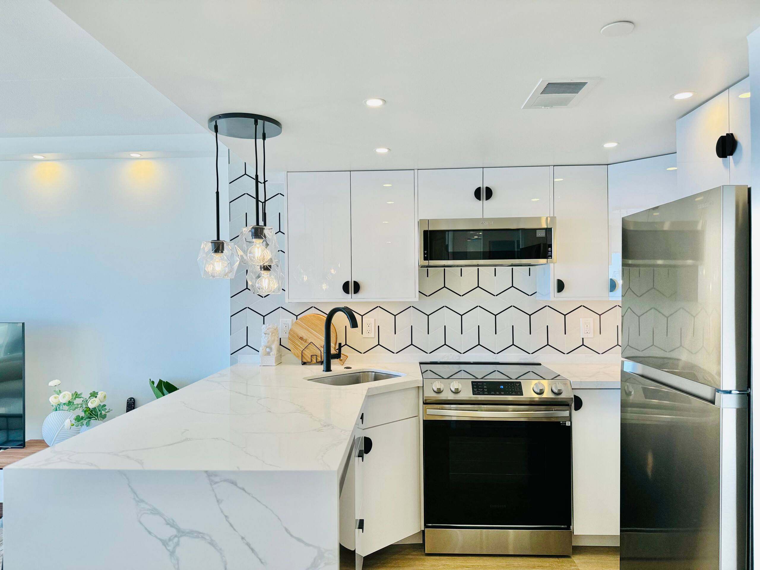 Condo in Honolulu · ★4.97 · 1 bedroom · 2 beds · 1 shared bath - Image 31