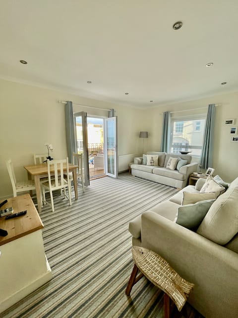Top Airbnb: Sea views & gated parking. Swanage Dorset in Swanage