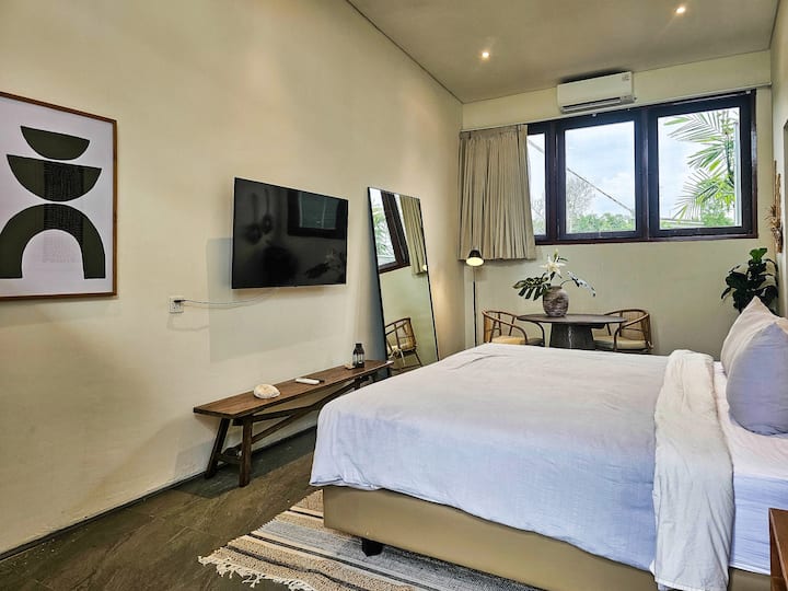 Esta habitación está en el segundo nivel y tiene un pequeño baño con ducha e inodoro. Sin embargo, tiene un televisor de pantalla grande, mesitas de noche con lámparas y una mesa con sillas y armario, además de un espejo de cuerpo entero.