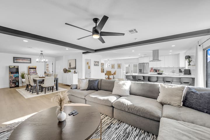 Family Retreat Private Pool Close to Strip/Airport