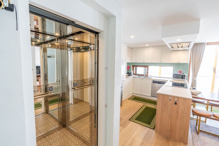 Lux Penthouse (3 rooms) 8 mins walk to the beach