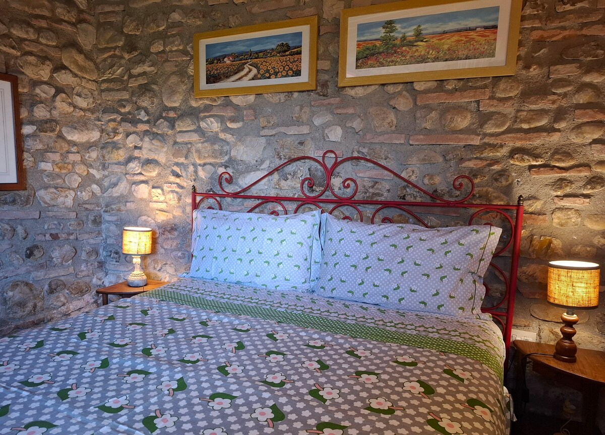 La habitación con la cama grande en estilo típico toscano (tamaño de la cama 170 x 200 cm)
