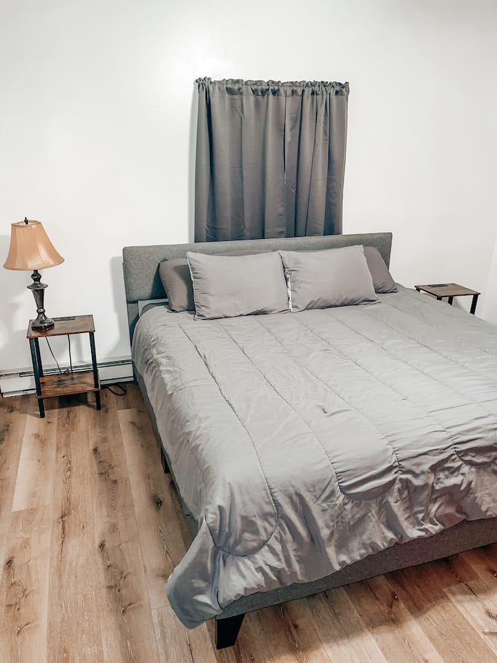 manželská posteľ s zatemňovacími závesmi