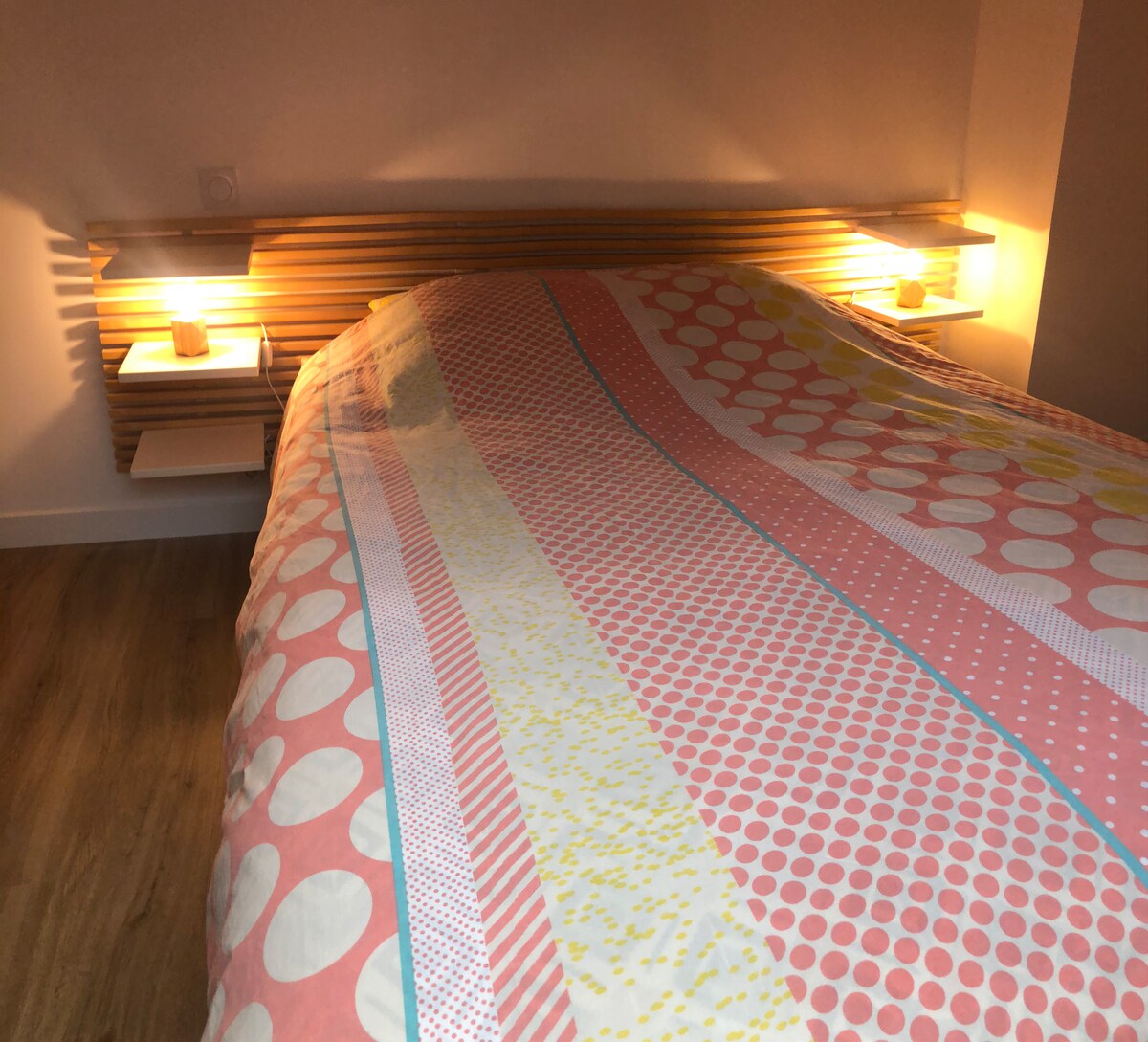 Krevat 2 persona  140x200 cm