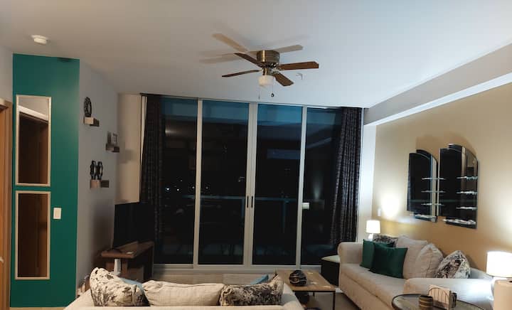 Всекидневна и трапезария, гледани от кухнята. Вечер¹