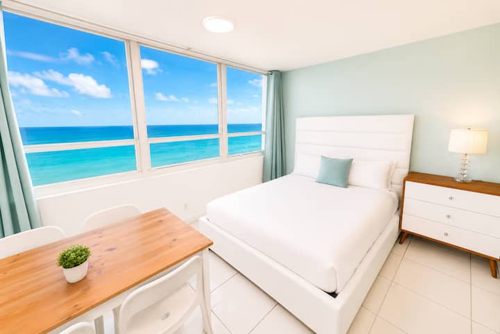 12th-floor Ocean Views | 2 Queens + Free Valet - Miami Beach, FL