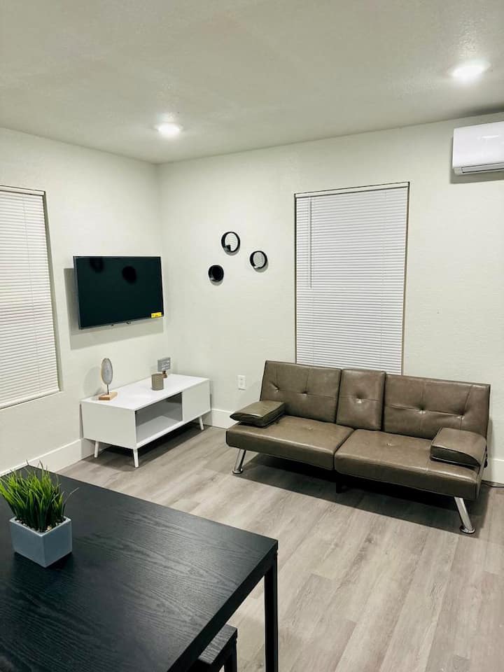 Cozy And Peaceful Tinyhome By South San Antonio - San Antonio, TX
