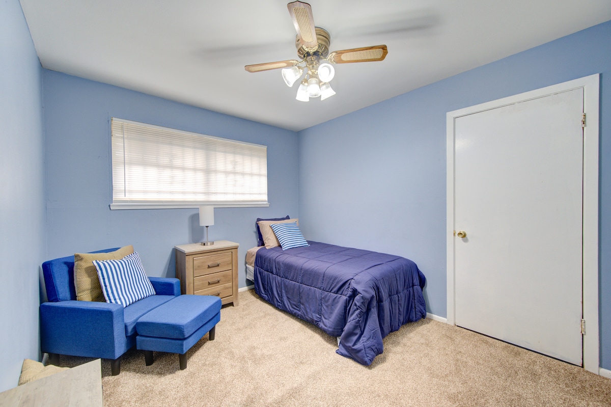 Suite doble con televisión y zona cómoda para leer.