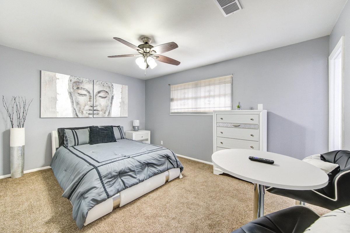 La suite principal de Houston Hideaway
Comodidad y conveniencia envuelve en un entorno elegante y cálido. Disfruta de un baño privado conectado con ducha independiente. 