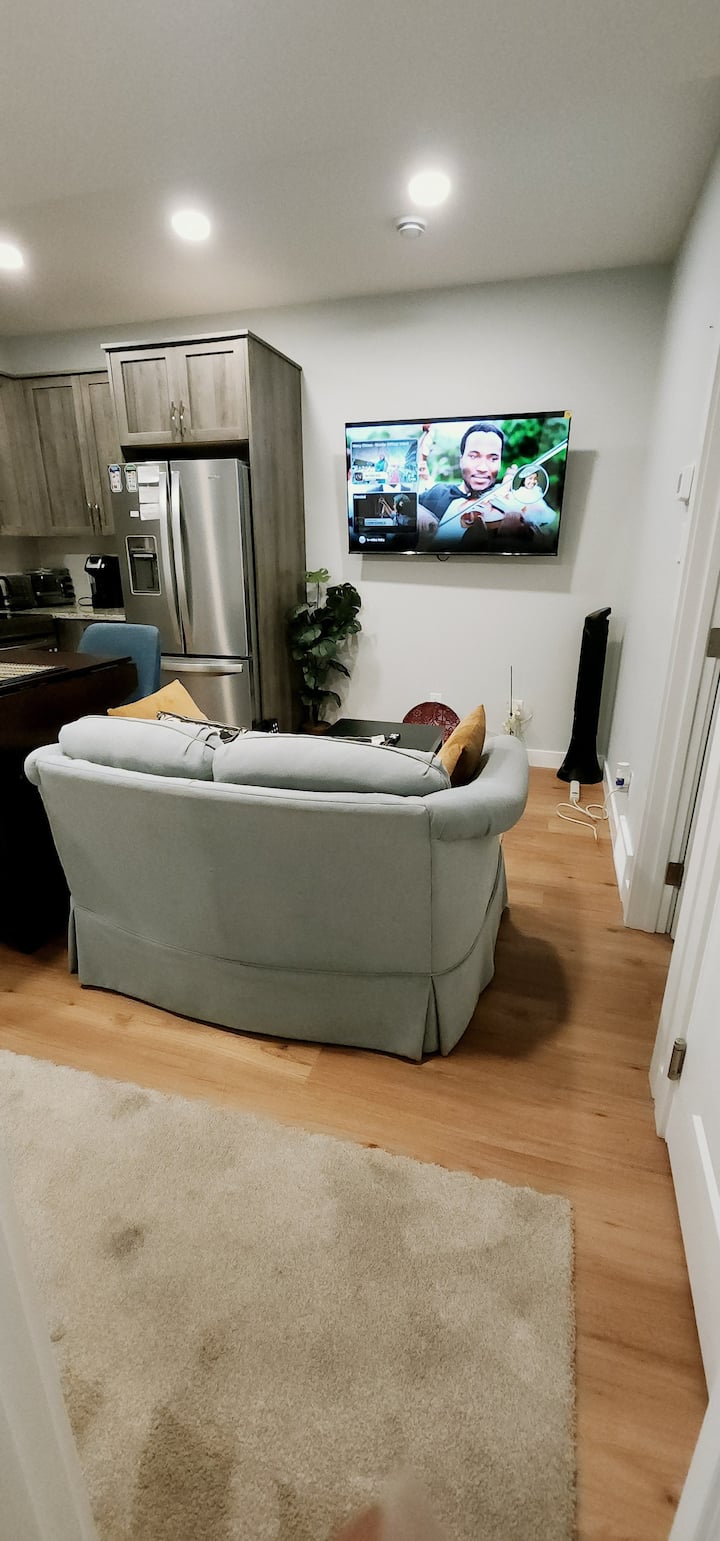 Cozy 2br Suite| Near Airport| Free Parking + Wifi - Calgary