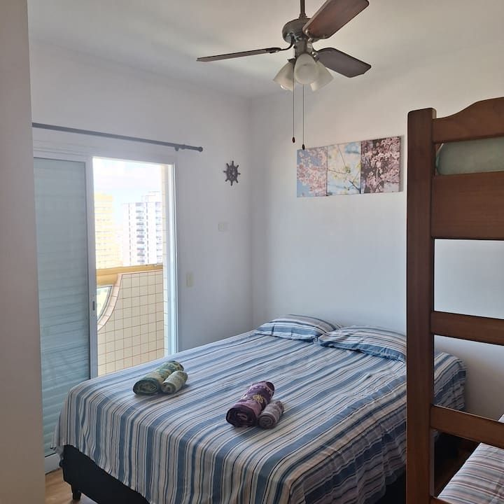 Manželská posteľ, vysúvacia posteľ a stropný ventilátor. 