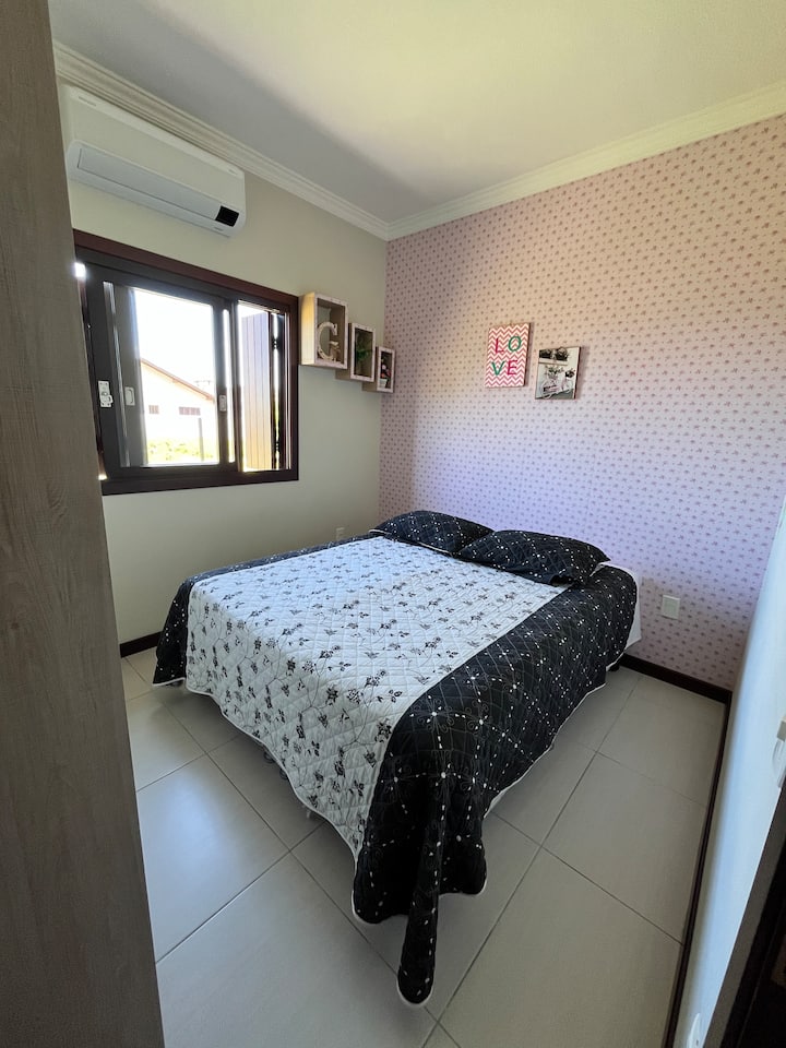 غرفة مريحة ومكيفة الهواء لقضاء ليالٍ مريحة تمامًا.
يخلق السرير المريح وتكييف الهواء والإضاءة الطبيعية البيئة المثالية للاسترخاء واستعادة النشاط.