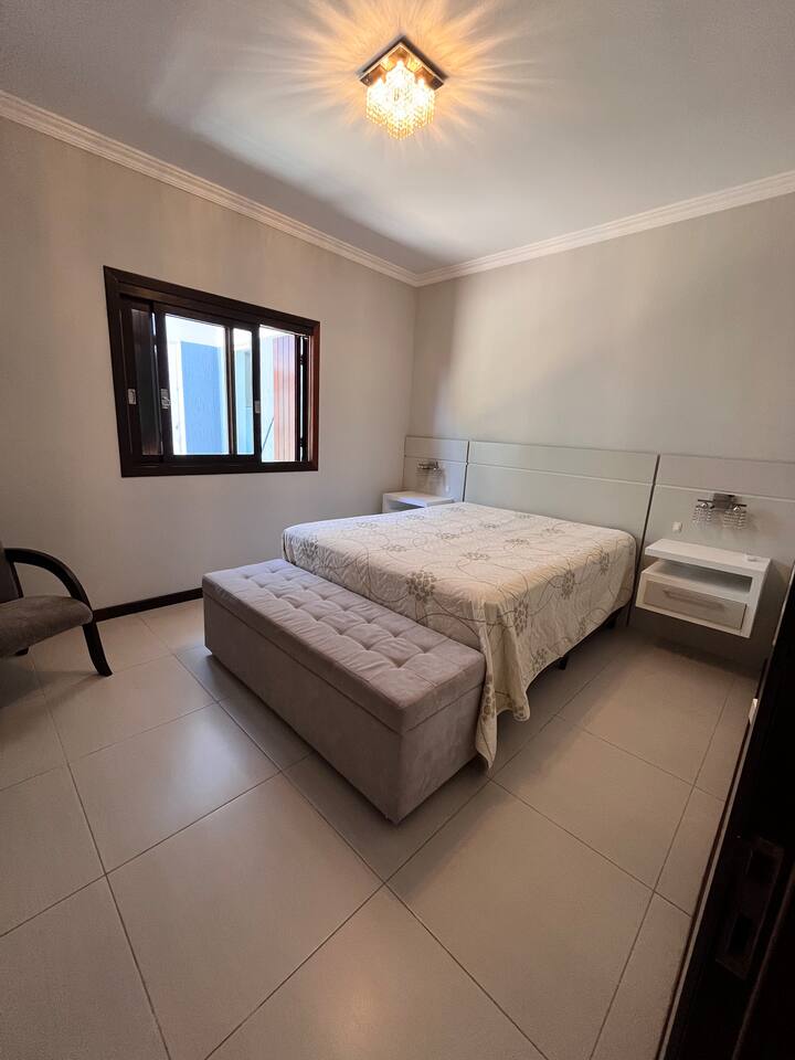 تم تصميم جناح Xodó لأولئك الذين يقدرون الصمت والراحة والراحة الحقيقية.
الغرفة هادئة للغاية ومكيفة الهواء ومريحة ومثالية لليالي الهادئة والنوم العميق.
