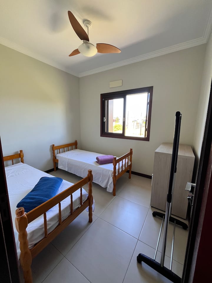 غرفة هادئة ومضاءة جيدًا مصممة لنوم الليالي الخفيفة.
تخلق الأسرّة المريحة والفراش النظيف ومروحة السقف جوًا مثاليًا للراحة بعد يوم على الشاطئ.