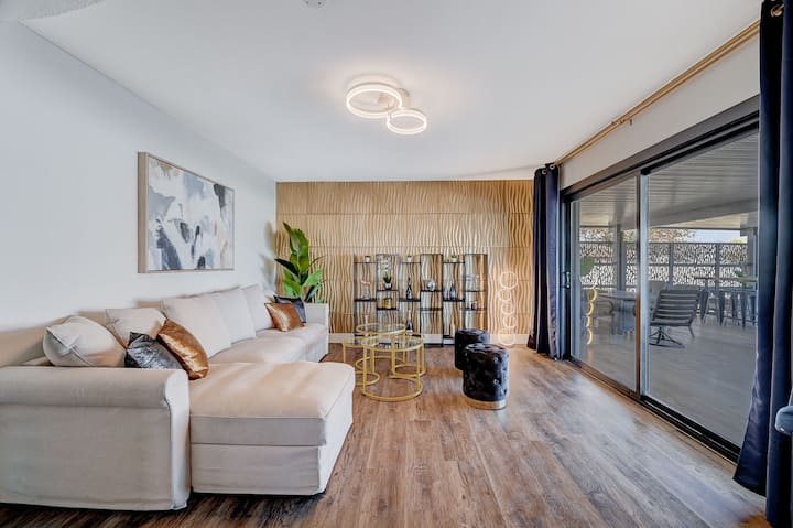 Retro Lounge na Malkia Pullout & Ufikiaji wa Patio ya Ua wa Nyuma