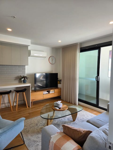 Successful Airbnb property: Modern apartment in a quiet pocket of Geelong CBD in Geelong