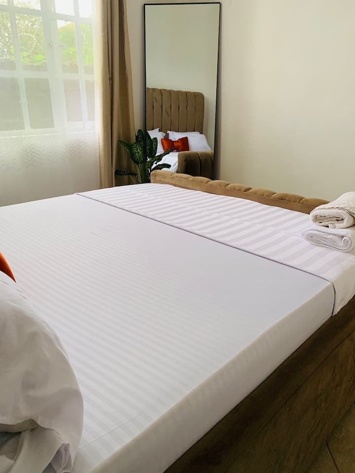  Спалнята ни е предназначена за отдих, с красиво спално бельо, удобни възглавници и просторен гардероб за съхранение на вещите ви. На разположение е и уютен диван за отдих и релакс.