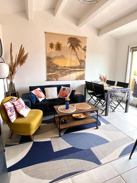Top performing Airbnb: 2-bedroom apartment with sea view – Direct beach access, terrace, and A/C in Agde