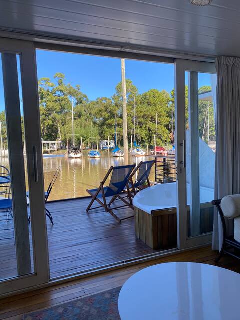 Houseboat Karkú